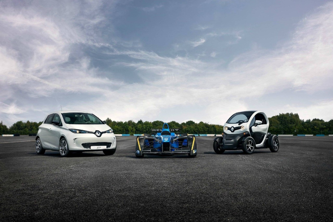 雷诺车队完胜梅赛德斯，塞恩斯带队取胜